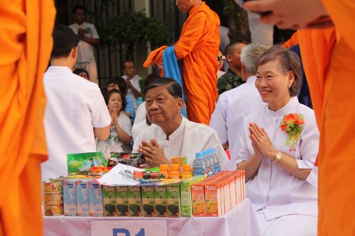 ภาพ No.2421:ตักบาตรวงเวียนใหญ่