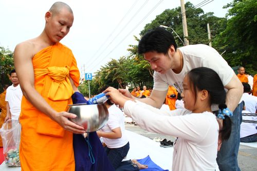 ภาพ No.2426:ตักบาตรวงเวียนใหญ่