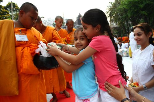 ภาพ No.2427:ตักบาตรวงเวียนใหญ่
