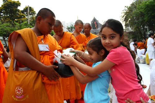 ภาพ No.2425:ตักบาตรวงเวียนใหญ่