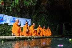 ภาพ No.46325:ประมวลภาพพิธีอัญเชิญน้ำศักดิ์สิทธิ์ จาก Umbul Jumprit Temanggung ไปยังวัดเมินดุต
