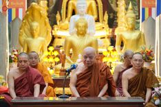 ภาพ No.47895:ประมวลภาพมูลนิธิธรรมกาย ถวายเทียนพรรษา อัญเชิญพระธาตุถวายวัดเถรวาทเวียดนาม