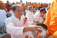 ภาพ No.180465:พิธีตักบาตรพระ ๑,๐๐๐ รูป ฉลองเมืองลำปาง ๑,๓๔๔ ปี วันเสาร์ที่ ๗ ธันวาคม พ.ศ. ๒๕๖๗ ณ ลานพระบรมราชานุสาวรีย์ พระนเรศวรมหาราช อ.เกาะคา จ.ลำปาง