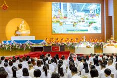 ภาพ No.232065:วันอาทิตย์ที่ 6 กรกฏาคม พ.ศ. 2568 พิธีตักบาตร ข้าวสารอาหารแห้ง  พิธีบูชาข้าวพระ สัมมนาพิเศษราชเหล็ก ณ สภาธรรมกายสากล วัดพระธรรมกาย
