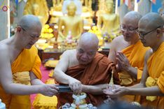 ภาพ No.47915:ประมวลภาพมูลนิธิธรรมกาย ถวายเทียนพรรษา อัญเชิญพระธาตุถวายวัดเถรวาทเวียดนาม