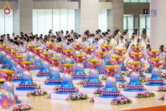 ภาพ No.215293:วันอาทิตย์ต้นเดือนที่ 6 เมษายน พ.ศ. 2568 พิธีบูชาข้าวพระ สภาธรรมกายสากล วัดพระธรรมกาย