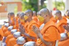ภาพ No.41053:พิธีตัดปอยผม ปลงผม ขอขมารับผ้าไตรและพิธีบรรพชา ในโครงการอุปสมบท บูชาธรรมมหาปูชนียาจารย์ ประจำปี 2564 ชุดที่ 19