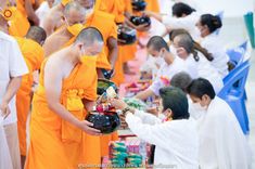 ภาพ No.41069:พิธีตัดปอยผม ปลงผม ขอขมารับผ้าไตรและพิธีบรรพชา ในโครงการอุปสมบท บูชาธรรมมหาปูชนียาจารย์ ประจำปี 2564 ชุดที่ 19