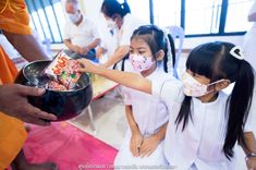 ภาพ No.41070:พิธีตัดปอยผม ปลงผม ขอขมารับผ้าไตรและพิธีบรรพชา ในโครงการอุปสมบท บูชาธรรมมหาปูชนียาจารย์ ประจำปี 2564 ชุดที่ 19