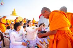 ภาพ No.201182:พิธีตักบาตรพระธรรมยาตรา ณ อนุสรณ์สถานลำดับที่ 5 สถานที่เผยแผ่วิชชาธรรมกายครั้งแรก อนุสรณ์สถานบางปลา วัดบางปลา อำเภอบางเลน จังหวัดนครปฐม ในโครงการธรรมยาตรา กตัญญูบูชา มหาปูชนียาจารย์ พระมงคลเทพมุนี(สด จนฺทสโร) พระผู้ปราบมาร อนุสรณ์สถาน 7 แห่ง ปีที่ 13