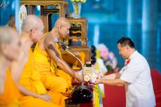 ภาพ No.246564:วันที่ 14 กันยายน พ.ศ. 2568 พิธีตักบาตรฉลองพระใหม่ ในโครงการอุปสมบทหมู่บูชาธรรม ครบรอบ108ปี วันครูผู้ค้นพบวิชชาธรรมกาย ณ วิหารคด วัดพระธรรมกาย