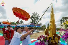 ภาพ No.255426:วันที่ 13 ตุลาคม พ.ศ. 2568 พิธีบรรจุพระบรมสารีริกธาตุ ผูกผ้า 7 สี เพื่อความเป็นสิริมงคล  และ ยกช่อฟ้า ประดิษฐานบนหลังคาอุโบสถวัดทุ่งเจริญธรรม ถวายบูชาธรรม 81 ปี หลวงพ่อธัมมชโย โดยคณะศิษยานุศิษย์ ณ วัดทุ่งเจริญธรรม อ.อมก๋อย จ.เชียงใหม่