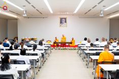 ภาพ No.222669:วันที่ 23 เมษายน พ.ศ. 2568 หลวงพ่อทัตตชีโวต้อนรับคณะสงฆ์เนปาล ณ อาคาร 100 ปี คุณยายมหารัตนอุบาสิกาจันทร์ ขนนกยูง วัดพระธรรมกาย