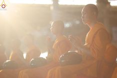 ภาพ No.158886:พิธีตักบาตร ในวันอาทิตย์ต้นเดือน วันที่ 6 ตุลาคม พ.ศ. 2567 ณ สภาธรรมกายสากล วัดพระธรรมกาย