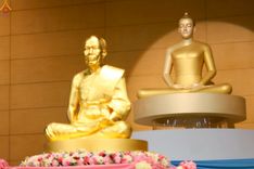 ภาพ No.251206:วันที่ 10 ตุลาคม พ.ศ. 2568 พิธีปฏิบัติธรรม ในวันคล้ายวันเกิด 141 ปี พระมงคลเทพมุนี (สด จนฺทสโร) พระผู้ปราบมาร ณ สภาธรรมกายสากล วัดพระธรรมกาย
