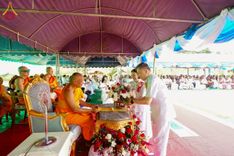 ภาพ No.255423:วันที่ 13 ตุลาคม พ.ศ. 2568 พิธีบรรจุพระบรมสารีริกธาตุ ผูกผ้า 7 สี เพื่อความเป็นสิริมงคล  และ ยกช่อฟ้า ประดิษฐานบนหลังคาอุโบสถวัดทุ่งเจริญธรรม ถวายบูชาธรรม 81 ปี หลวงพ่อธัมมชโย โดยคณะศิษยานุศิษย์ ณ วัดทุ่งเจริญธรรม อ.อมก๋อย จ.เชียงใหม่