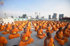 ภาพ No.201365:พระธรรมยาตราปฏิบัติธรรม และถ่ายภาพหมู่ประวัติศาสตร์ ณ อาคารธรรมยาตรา กตัญญูบูชามหาปูชนียาจารย์  ตรงข้ามวัดปากน้ำภาษีเจริญ จ.กรุงเทพมหานคร ในโครงการธรรมยาตรา กตัญญูบูชา มหาปูชนียาจารย์ พระมงคลเทพมุนี(สด จนฺทสโร) พระผู้ปราบมาร อนุสรณ์สถาน 7 แห่ง ปีที่ 13