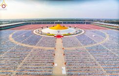 ภาพ No.221624:วันอังคารที่ 22 เมษายน พ.ศ. 2568 ภาพพิธีถวายมหาสังฆทานคณะสงฆ์ 40,000 กว่าวัดทั่วประเทศ เนื่องในวันคุ้มครองโลก ชุดที่ 2 (ปลื้มให้สมการรอคอย) ณ ลานธรรมพระมหาธรรมกายเจดีย์ วัดพระธรรมกาย