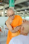 ภาพ No.248643:วันที่ 28 กันยายน พ.ศ. 2568 พิธีตัดปอยผม และปลงผม โครงการอุปสมบทบูชาธรรม 141 ปี พระมงคลเทพมุนี ณ วิหารคด วัดพระธรรมกาย