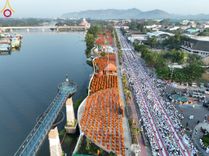 ภาพ No.101751:ตักบาตรพระ 10,000 รูป เติมบุญให้แผ่นดิน เนื่องในโอกาส 192 ปี จังหวัดกาญจนบุรี หนึ่งในโครงการตักบาตรพระ 2,000,000 รูป  77 จังหวัดทุกวัดทั่วไทย วันจันทร์ที่ 11 ธันวาคม พ.ศ. 2566 บริเวณถนนสองแคว (SKY WALK) เมืองกาญจนบุรี