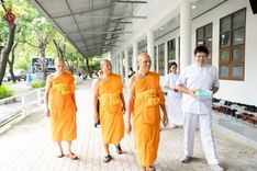 ภาพ No.230332:วันจันทร์ที่ 30 มิถุนายน พ.ศ. 2568 เจ้าอาวาสวัดพระธรรมกาย เยี่ยมอนุโมทนาให้กำลังใจ บุคลากรทางการแพทย์-เจ้าหน้าที่ผู้ปฏิบัติงาน โครงการรถตัดแว่นสายตาเคลื่อนที่สภากาชาดไทย เพื่อเด็กนักเรียนในชนบท พื้นที่จังหวัดปทุมธานี