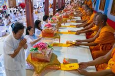 ภาพ No.195910:พิธีถวายภัตตาหารเป็นสังฆทาน แด่พระธรรมยาตรา ณ วัดโบสถ์(บน) ตำบลบางคูเวียง อำเภอบางกรวย จังหวัดนนทบุรี ในโครงการธรรมยาตรา กตัญญูบูชา มหาปูชนียาจารย์ พระมงคลเทพมุนี(สด จนฺทสโร) พระผู้ปราบมาร อนุสรณ์สถาน 7 แห่ง ปีที่ 13 วันที่ 16 มกราคม พ.ศ. 2568
