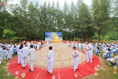 ภาพ No.238386:วันเสาร์ที่ 9 สิงหาคม พ.ศ. 2568 พิธีกลั่นแผ่นดิน โปรยทราย และจุดประทีปถวายเป็นพุทธบูชา จ.ระยอง สถาปนาองค์พระเจดีย์เพื่อสร้างสันติภาพโลก ณ ศูนย์ปฏิบัติธรรมระยอง(บ้านช่องลม) ต.บางบุตร อ.บ้านค่าย จ.ระยอง