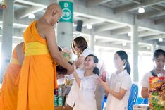 ภาพ No.246622:วันที่ 14 กันยายน พ.ศ. 2568 พิธีตักบาตรฉลองพระใหม่ ในโครงการอุปสมบทหมู่บูชาธรรม ครบรอบ108ปี วันครูผู้ค้นพบวิชชาธรรมกาย ณ วิหารคด วัดพระธรรมกาย
