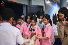 ภาพ No.184457:พิธีมอบโล่ และใบประกาศเกียรติคุณ  โครงการเจริญพระพุทธมนต์ ธัมมจักกัปปวัตตนสูตร  โรงเรียนที่มีผลการดำเนินกิจกรรมดีเด่น จังหวัดสระบุรี  หนึ่งในโครงการหมู่บ้านรักษาศีล 5  และวันรวมพลังเด็กดี V-Star  วันที่ 17 ธันวาคม พ.ศ.2567 ณ ห้างทวีกิจคอมเพล็กซ์ ชั้น 4 อ