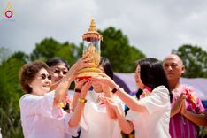 ภาพ No.255484:วันที่ 13 ตุลาคม พ.ศ. 2568 พิธีบรรจุพระบรมสารีริกธาตุ ผูกผ้า 7 สี เพื่อความเป็นสิริมงคล  และ ยกช่อฟ้า ประดิษฐานบนหลังคาอุโบสถวัดทุ่งเจริญธรรม ถวายบูชาธรรม 81 ปี หลวงพ่อธัมมชโย โดยคณะศิษยานุศิษย์ ณ วัดทุ่งเจริญธรรม อ.อมก๋อย จ.เชียงใหม่