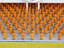 ภาพ No.201298:พระธรรมยาตราปฏิบัติธรรม และถ่ายภาพหมู่ประวัติศาสตร์ ณ อาคารธรรมยาตรา กตัญญูบูชามหาปูชนียาจารย์  ตรงข้ามวัดปากน้ำภาษีเจริญ จ.กรุงเทพมหานคร ในโครงการธรรมยาตรา กตัญญูบูชา มหาปูชนียาจารย์ พระมงคลเทพมุนี(สด จนฺทสโร) พระผู้ปราบมาร อนุสรณ์สถาน 7 แห่ง ปีที่ 13