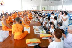 ภาพ No.174641:พิธีถวายภัตตาหารเมนูสวรรค์ เพื่อการบรรลุธรรม ณ หอฉันคุณยายอาจารย์ฯ วัดพระธรรมกาย วันที่ 23 พฤศจิกายน พ.ศ. 2567