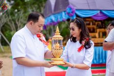 ภาพ No.255481:วันที่ 13 ตุลาคม พ.ศ. 2568 พิธีบรรจุพระบรมสารีริกธาตุ ผูกผ้า 7 สี เพื่อความเป็นสิริมงคล  และ ยกช่อฟ้า ประดิษฐานบนหลังคาอุโบสถวัดทุ่งเจริญธรรม ถวายบูชาธรรม 81 ปี หลวงพ่อธัมมชโย โดยคณะศิษยานุศิษย์ ณ วัดทุ่งเจริญธรรม อ.อมก๋อย จ.เชียงใหม่