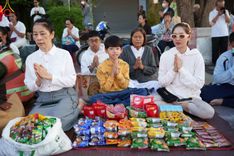 ภาพ No.185762:พิธีตักบาตรพระ 10,000 รูป ครั้งที่ 3 เนื่องในโอกาส 193 ปี จังหวัดกาญจนบุรี อุทิศส่วนกุศลให้แด่บรรพชน และเพื่อช่วยเหลือผู้ประสบภัยพิบัติต่างๆ วันเสาร์ที่ 21 ธันวาคม พ.ศ. 2567