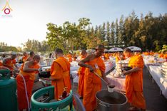 ภาพ No.189511:พิธีถวายภัตตาหารเป็นสังฆทาน แด่พระธรรมยาตรา ในโครงการธรรมยาตรา กตัญญูบูชา มหาปูชนียาจารย์ พระมงคลเทพมุนี(สด จนฺทสโร) พระผู้ปราบมาร อนุสรณ์สถาน 7 แห่ง ปีที่ 13 ณ อนุสรณ์สถานมหาวิหารพระมงคลเทพมุนี (โลตัสแลนด์) อ.สองพี่น้อง จ.สุพรรณบุรี วันที่ 5 มกราคม 2568