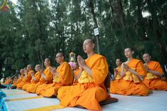 ภาพ No.191174:พิธีตักบาตรพระธรรมยาตรา ณ อนุสรณ์สถานลำดับที่ 1 สถานที่เกิดด้วยรูปกายเนื้อ อนุสรณ์สถานมหาวิหารพระมงคลเทพมุนี (โลตัสแลนด์) อ.สองพี่น้อง จ.สุพรรณบุรี ในโครงการธรรมยาตรา กตัญญูบูชา มหาปูชนียาจารย์ พระมงคลเทพมุนี(สด จนฺทสโร) พระผู้ปราบมาร อนุสรณ์สถาน 7 แห่ง 