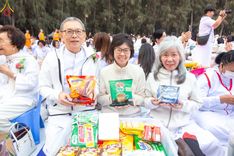 ภาพ No.191179:พิธีตักบาตรพระธรรมยาตรา ณ อนุสรณ์สถานลำดับที่ 1 สถานที่เกิดด้วยรูปกายเนื้อ อนุสรณ์สถานมหาวิหารพระมงคลเทพมุนี (โลตัสแลนด์) อ.สองพี่น้อง จ.สุพรรณบุรี ในโครงการธรรมยาตรา กตัญญูบูชา มหาปูชนียาจารย์ พระมงคลเทพมุนี(สด จนฺทสโร) พระผู้ปราบมาร อนุสรณ์สถาน 7 แห่ง 