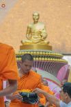 ภาพ No.191223:พิธีตักบาตรพระธรรมยาตรา ณ อนุสรณ์สถานลำดับที่ 1 สถานที่เกิดด้วยรูปกายเนื้อ อนุสรณ์สถานมหาวิหารพระมงคลเทพมุนี (โลตัสแลนด์) อ.สองพี่น้อง จ.สุพรรณบุรี ในโครงการธรรมยาตรา กตัญญูบูชา มหาปูชนียาจารย์ พระมงคลเทพมุนี(สด จนฺทสโร) พระผู้ปราบมาร อนุสรณ์สถาน 7 แห่ง 
