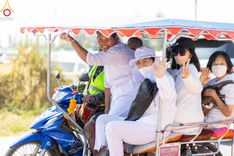 ภาพ No.205260:พิธีต้อนรับพระธรรมยาตรา ณ อนุสรณ์สถาน สถานที่เกิดในเพศสมณะ วัดสองพี่น้อง อำเภอสองพี่น้อง จังหวัดสุพรรณบุรี ในโครงการธรรมยาตรา กตัญญูบูชา มหาปูชนียาจารย์ พระมงคลเทพมุนี(สด จนฺทสโร) พระผู้ปราบมาร อนุสรณ์สถาน 7 แห่ง ปีที่ 13 วันที่ 11 มกราคม พ.ศ. 2568