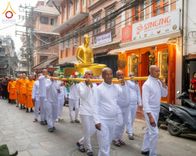 ภาพ No.210105:วันที่ 28 กุมภาพันธ์ พ.ศ.2568 พิธีเปิดโครงการบวชสามเณร พิธีถวายไทยธรรม พิธีขอขมามอบผ้าไตร  ณ เมืองปาตัน ประเทศเนปาล