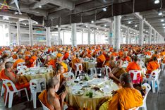 ภาพ No.220211:วันอังคารที่ 22 เมษายน พ.ศ. 2568 พิธีมอบปัจจัยช่วยเหลือครู 4 จังหวัดชายแดนภาคใต้ , พิธีกล่าวคำถวายอุปกรณ์ เพื่อเตรียมการต้อนรับคณะสงฆ์ฯ , พิธีกล่าวคำถวายภัตตาหารเป็นสังฆทาน , คณะสงฆ์ฉันภัตตาหารเพล  เนื่องในวันคุ้มครองโลก พิธีถวายมหาสังฆทานแด่คณะสงฆ์