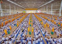 ภาพ No.243485:วันที่ 7 กันยายน พ.ศ. 2568 พิธีตักบาตร ข้าวสารอาหารแห้ง ในวันครูผู้ค้นพบวิชชาธรรมกาย ณ บ้านแก้วเรือนทองคุณยายฯ สภาธรรมกายสากล วัดพระธรรมกาย