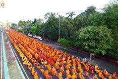 ภาพ No.235159:วันอาทิตย์ที่ 27 กรกฎาคม พ.ศ. 2568 พิธีตักบาตรพระ1,000 รูป ทำบุญเมืองพัทลุง ประธานสงฆ์ พระปริยัติวชิโรดม  เจ้าคณะจังหวัดพัทลุง ประธานฆราวาส นายรัฐศาสตร์ ชิดชู  ผู้ว่าราชการจังหวัดพัทลุง
