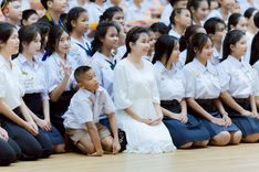 ภาพ No.246100:วันเสาร์ที่ 13 กันยายน พ.ศ. 2568 พิธีมอบผ้าไตรประธานกฐินสัมฤทธิ์เด็กดี V-Star ณ สภาธรรมกายสากล วัดพระธรรมกาย