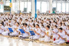 ภาพ No.86914:พิธีตักบาตร , พิธีบูชาข้าวพระ , พิธีจุดเทียนใจ ไฟนิรันดร์ อนันตชัย ในวันอาทิตย์ต้นเดือน 3 กันยายน พ.ศ. 2566 ณ วัดพระธรรมกาย