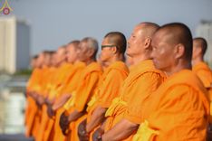 ภาพ No.201330:พระธรรมยาตราปฏิบัติธรรม และถ่ายภาพหมู่ประวัติศาสตร์ ณ อาคารธรรมยาตรา กตัญญูบูชามหาปูชนียาจารย์  ตรงข้ามวัดปากน้ำภาษีเจริญ จ.กรุงเทพมหานคร ในโครงการธรรมยาตรา กตัญญูบูชา มหาปูชนียาจารย์ พระมงคลเทพมุนี(สด จนฺทสโร) พระผู้ปราบมาร อนุสรณ์สถาน 7 แห่ง ปีที่ 13