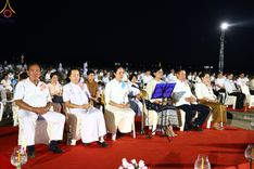 ภาพ No.175920:พิธีจุดประทีปโคมลาน, โคมลอยและลอยกระทง ถวายประทีปเป็นพุทธบูชา สร้างความสว่างไสวให้กับแผ่นดินด้วยแสงธรรม วันที่ 15 พฤศจิกายน พ.ศ. 2567 ณ พุทธอุทยานนานาชาติ อ.โพนพิสัย จ.หนองคาย