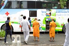 ภาพ No.230320:วันจันทร์ที่ 30 มิถุนายน พ.ศ. 2568 เจ้าอาวาสวัดพระธรรมกาย เยี่ยมอนุโมทนาให้กำลังใจ บุคลากรทางการแพทย์-เจ้าหน้าที่ผู้ปฏิบัติงาน โครงการรถตัดแว่นสายตาเคลื่อนที่สภากาชาดไทย เพื่อเด็กนักเรียนในชนบท พื้นที่จังหวัดปทุมธานี