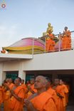 ภาพ No.201310:พระธรรมยาตราปฏิบัติธรรม และถ่ายภาพหมู่ประวัติศาสตร์ ณ อาคารธรรมยาตรา กตัญญูบูชามหาปูชนียาจารย์  ตรงข้ามวัดปากน้ำภาษีเจริญ จ.กรุงเทพมหานคร ในโครงการธรรมยาตรา กตัญญูบูชา มหาปูชนียาจารย์ พระมงคลเทพมุนี(สด จนฺทสโร) พระผู้ปราบมาร อนุสรณ์สถาน 7 แห่ง ปีที่ 13