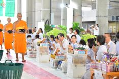 ภาพ No.246618:วันที่ 14 กันยายน พ.ศ. 2568 พิธีตักบาตรฉลองพระใหม่ ในโครงการอุปสมบทหมู่บูชาธรรม ครบรอบ108ปี วันครูผู้ค้นพบวิชชาธรรมกาย ณ วิหารคด วัดพระธรรมกาย